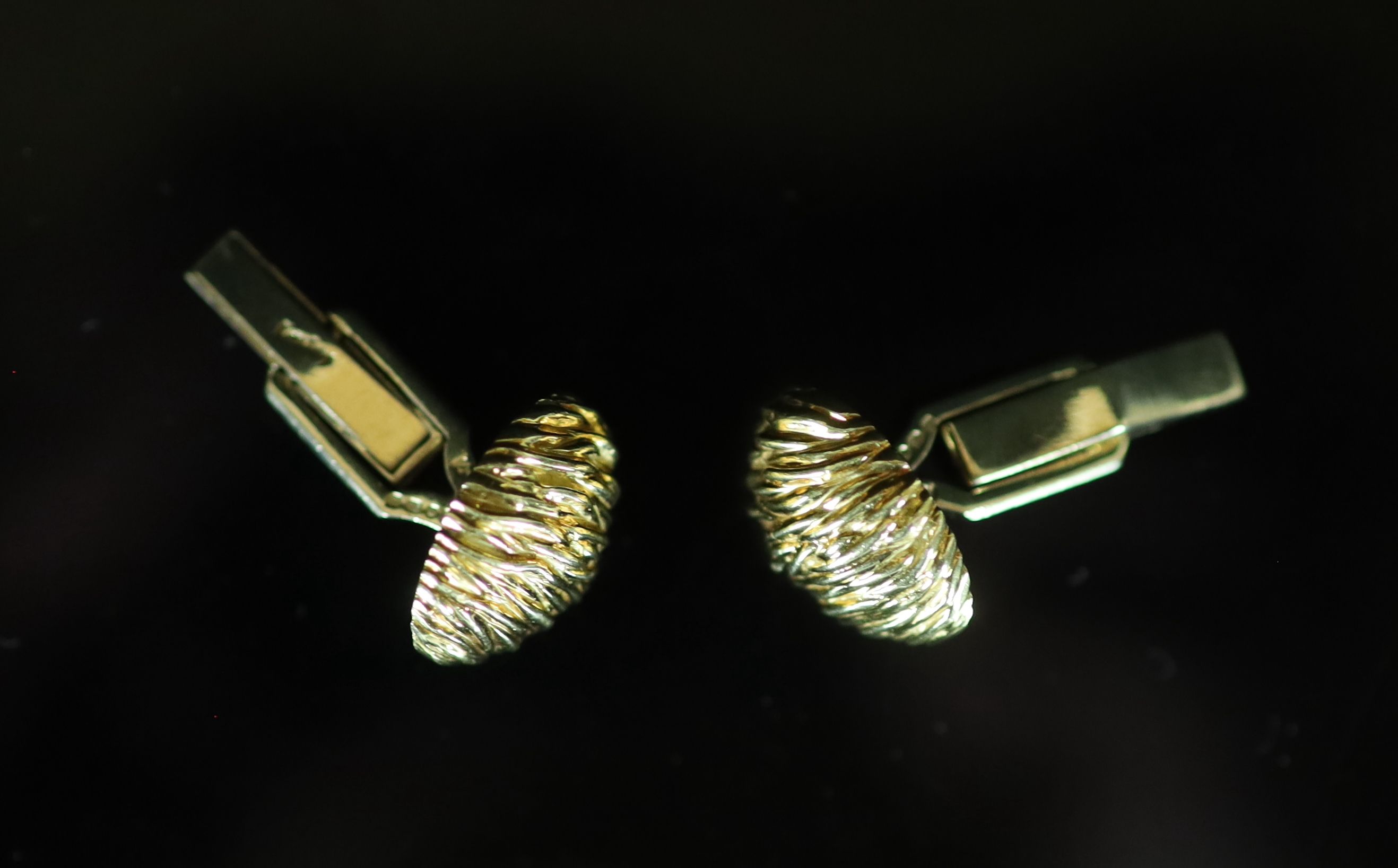 A modern pair of Kutchinsky 18ct gold cufflinks